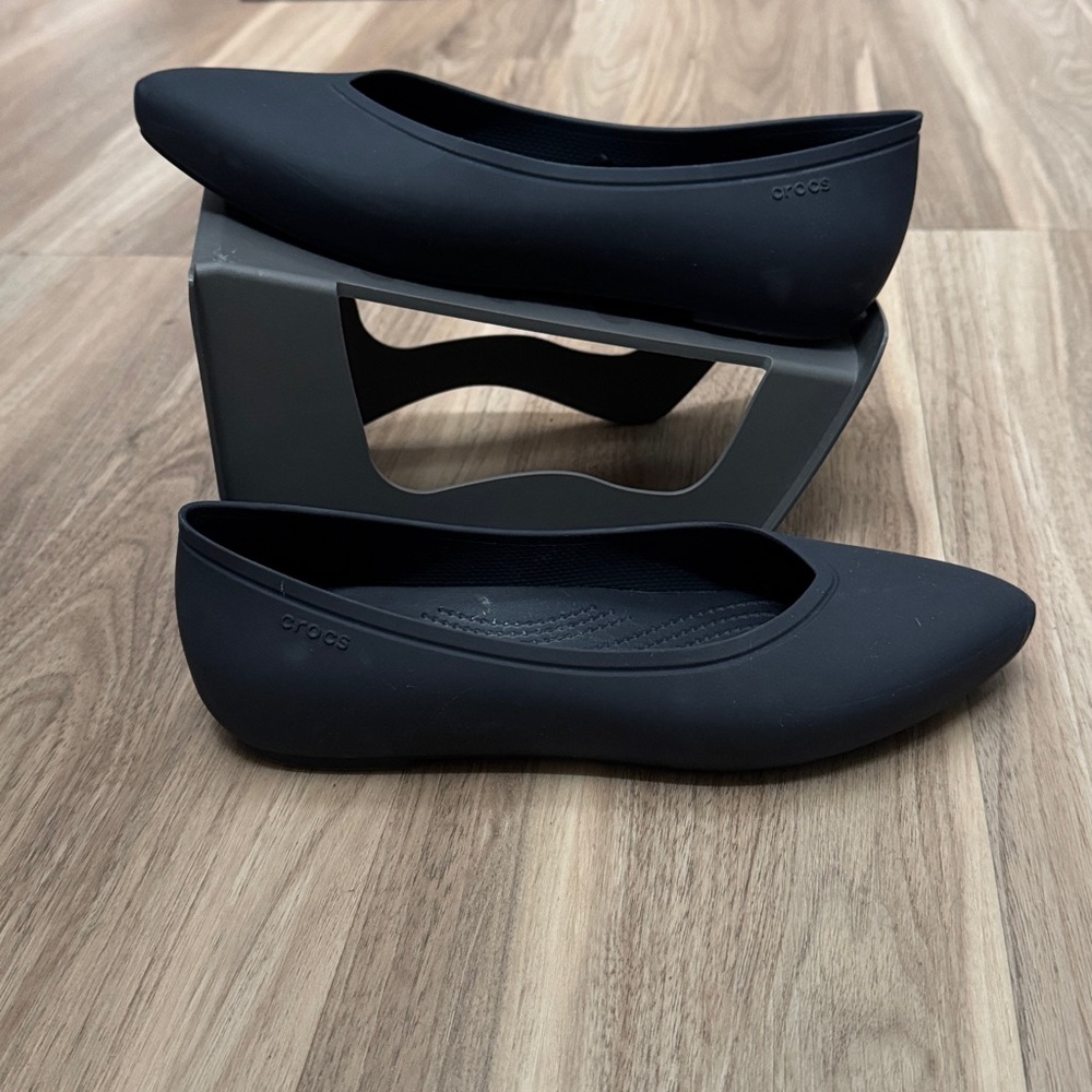 CROCS Women's Navy Blue Pointed Toe Flats